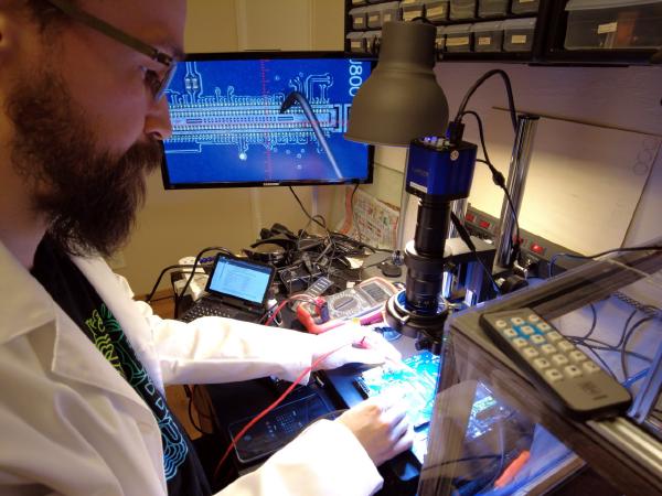 A bit of an old photo from when I reverse-engineered the Snapdragon devboard for an AR-glasses project — there's no way to do such tasks without a proper microscope.